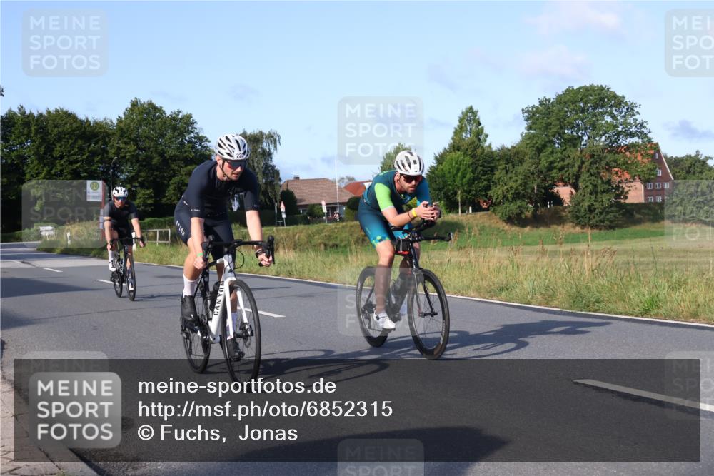 25.08.2024 - Elbe Triathlon Hamburg Fuchs,  Jonas http://msf.ph/oto/6852315 25.08.2024 09:15:49 Radfahren 66, 44, 223, 231, 82 meine-sportfotos.de