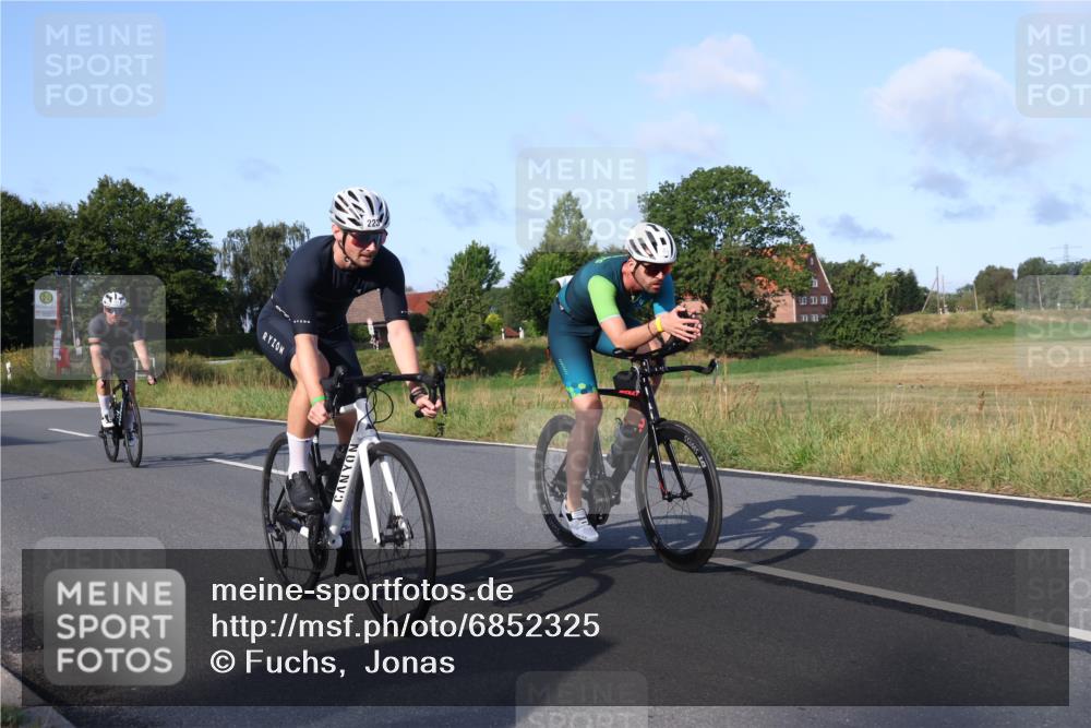 25.08.2024 - Elbe Triathlon Hamburg Fuchs,  Jonas http://msf.ph/oto/6852325 25.08.2024 09:15:49 Radfahren 66, 44, 223, 231, 82 meine-sportfotos.de