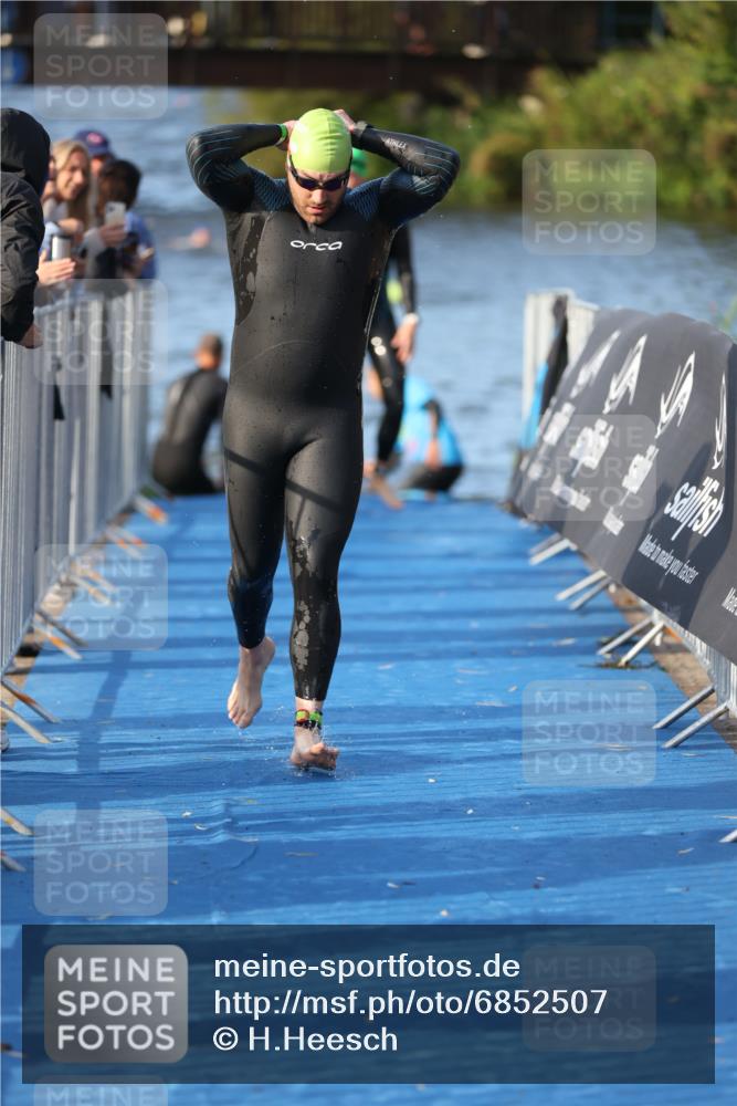 25.08.2024 - Elbe Triathlon Hamburg H.Heesch http://msf.ph/oto/6852507 25.08.2024 09:00:35 Schwimmen 226, 230, 235, 248, 252, 258 meine-sportfotos.de