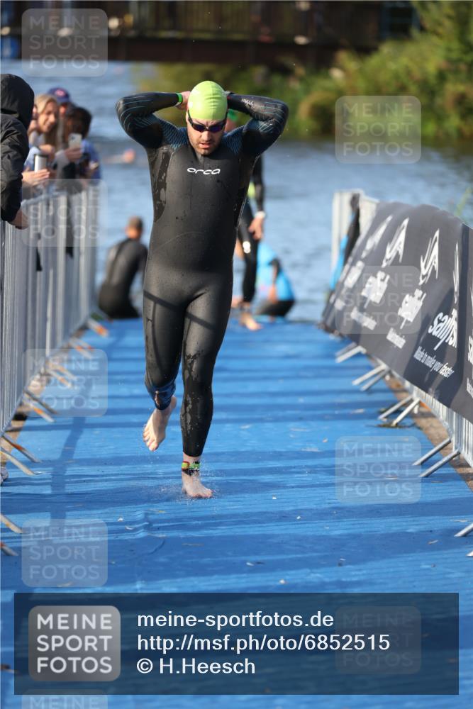 25.08.2024 - Elbe Triathlon Hamburg H.Heesch http://msf.ph/oto/6852515 25.08.2024 09:00:35 Schwimmen 226, 230, 235, 248, 252, 258 meine-sportfotos.de