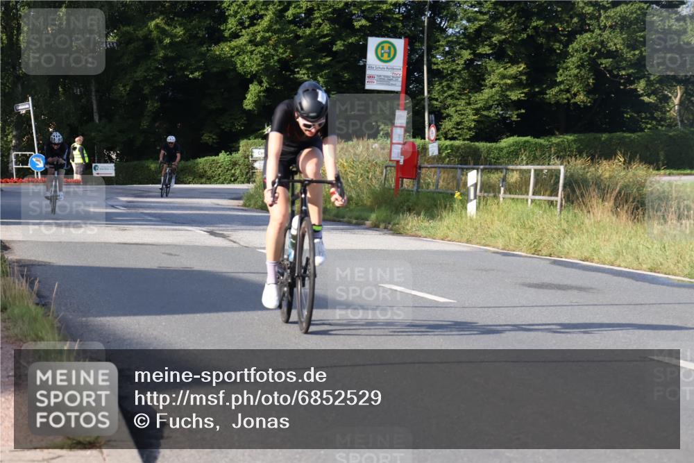 25.08.2024 - Elbe Triathlon Hamburg Fuchs,  Jonas http://msf.ph/oto/6852529 25.08.2024 09:16:02 Radfahren 68, 133, 144, 249 meine-sportfotos.de