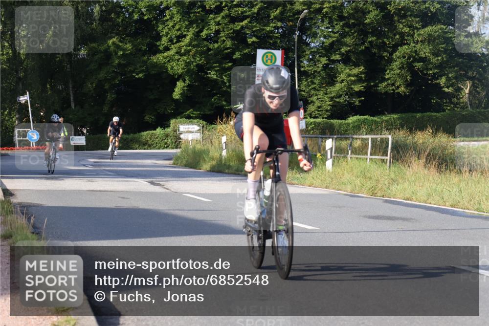 25.08.2024 - Elbe Triathlon Hamburg Fuchs,  Jonas http://msf.ph/oto/6852548 25.08.2024 09:16:02 Radfahren 68, 133, 144, 249 meine-sportfotos.de