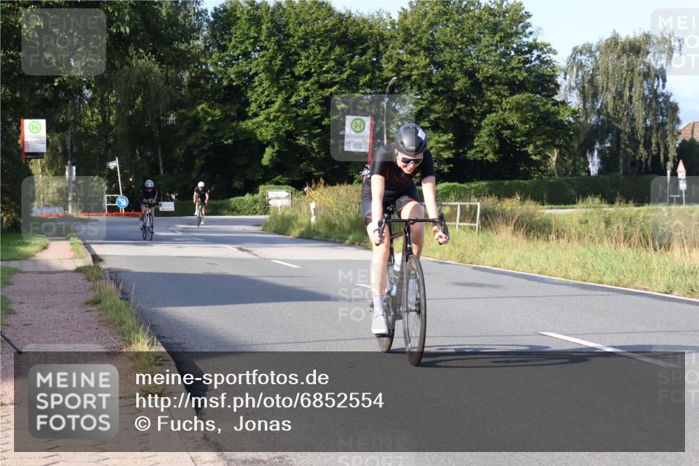 25.08.2024 - Elbe Triathlon Hamburg Fuchs,  Jonas http://msf.ph/oto/6852554 25.08.2024 09:16:03 Radfahren 68, 133, 144, 249, 359 meine-sportfotos.de