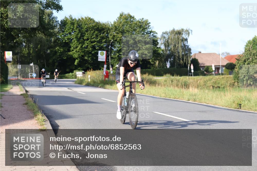 25.08.2024 - Elbe Triathlon Hamburg Fuchs,  Jonas http://msf.ph/oto/6852563 25.08.2024 09:16:03 Radfahren 68, 133, 144, 249, 359 meine-sportfotos.de