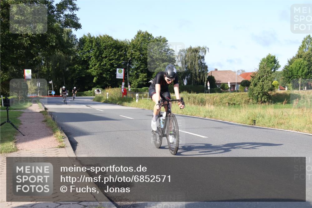 25.08.2024 - Elbe Triathlon Hamburg Fuchs,  Jonas http://msf.ph/oto/6852571 25.08.2024 09:16:03 Radfahren 68, 133, 144, 249, 359 meine-sportfotos.de