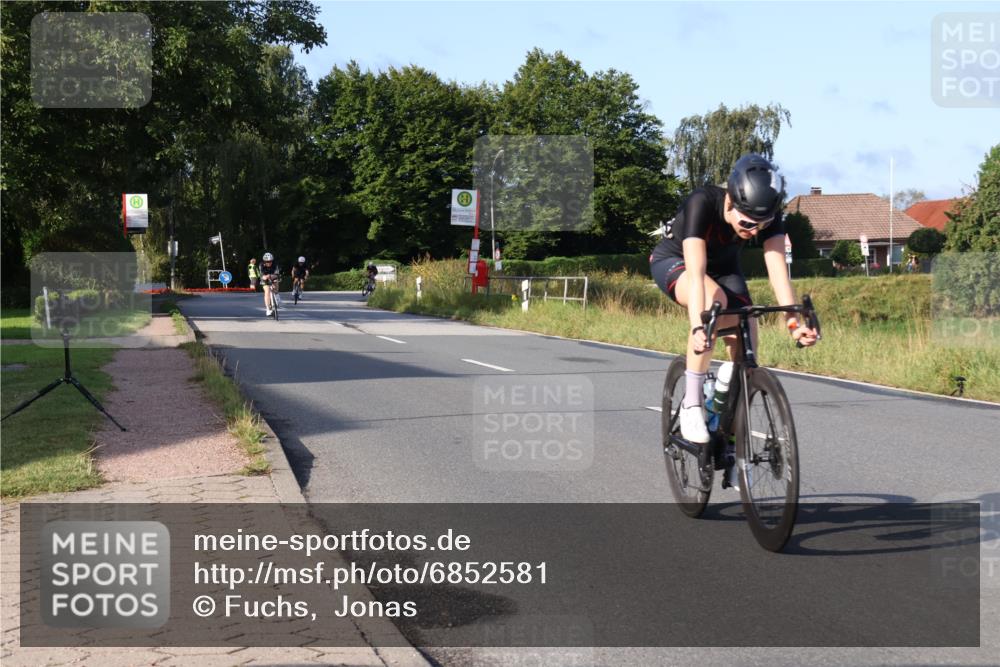 25.08.2024 - Elbe Triathlon Hamburg Fuchs,  Jonas http://msf.ph/oto/6852581 25.08.2024 09:16:03 Radfahren 68, 133, 144, 249, 359 meine-sportfotos.de