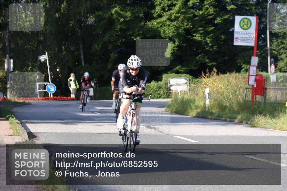 25.08.2024 - Elbe Triathlon Hamburg Fuchs,  Jonas http://msf.ph/oto/6852595 25.08.2024 09:16:05 Radfahren 68, 133, 144, 249, 359 meine-sportfotos.de