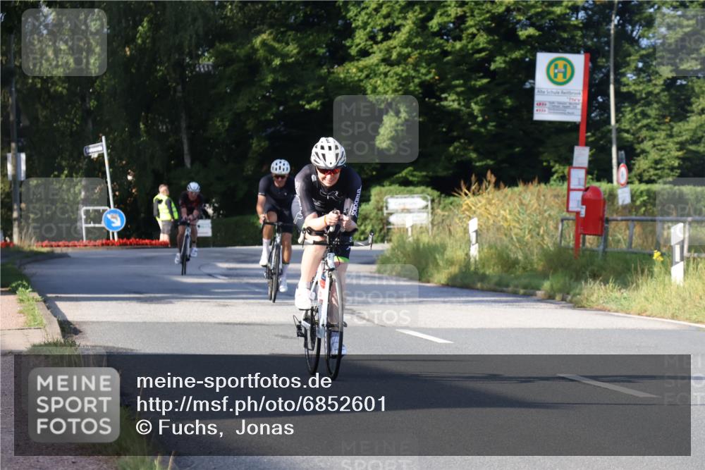 25.08.2024 - Elbe Triathlon Hamburg Fuchs,  Jonas http://msf.ph/oto/6852601 25.08.2024 09:16:05 Radfahren 68, 133, 144, 249, 359 meine-sportfotos.de