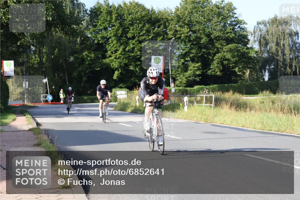 25.08.2024 - Elbe Triathlon Hamburg Fuchs,  Jonas http://msf.ph/oto/6852641 25.08.2024 09:16:06 Radfahren 68, 133, 144, 249, 359 meine-sportfotos.de