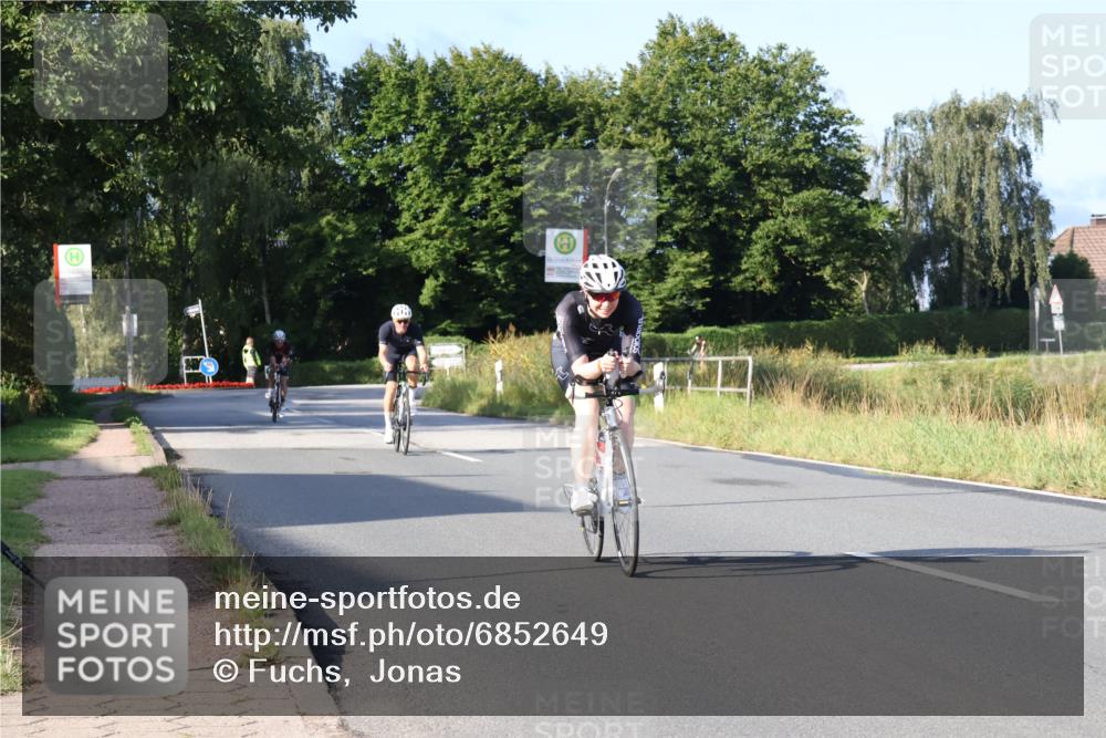 25.08.2024 - Elbe Triathlon Hamburg Fuchs,  Jonas http://msf.ph/oto/6852649 25.08.2024 09:16:06 Radfahren 68, 133, 144, 249, 359 meine-sportfotos.de