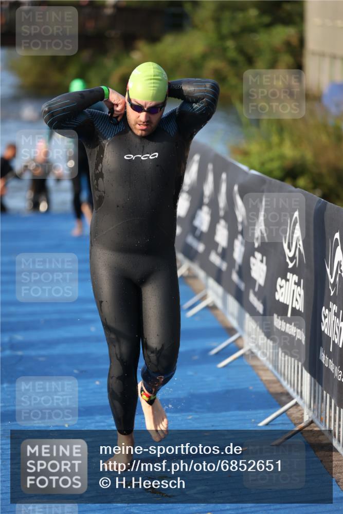 25.08.2024 - Elbe Triathlon Hamburg H.Heesch http://msf.ph/oto/6852651 25.08.2024 09:00:37 Schwimmen 226, 230, 235, 248, 252, 258 meine-sportfotos.de