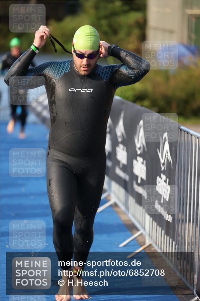 25.08.2024 - Elbe Triathlon Hamburg H.Heesch http://msf.ph/oto/6852708 25.08.2024 09:00:37 Schwimmen 226, 230, 235, 248, 252, 258 meine-sportfotos.de