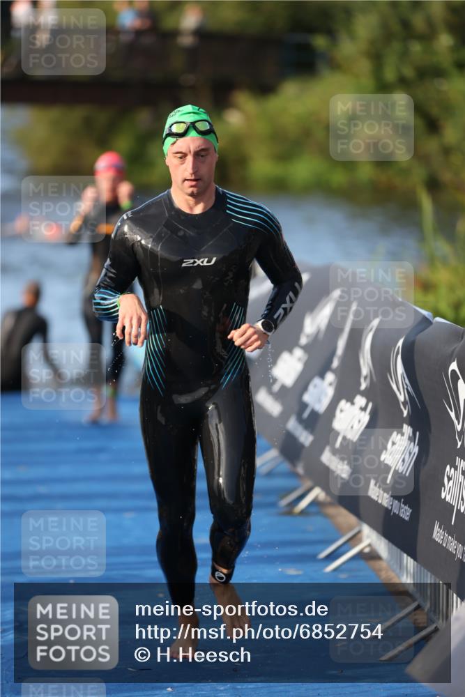 25.08.2024 - Elbe Triathlon Hamburg H.Heesch http://msf.ph/oto/6852754 25.08.2024 09:00:41 Schwimmen 226, 230, 235, 248, 252, 258 meine-sportfotos.de