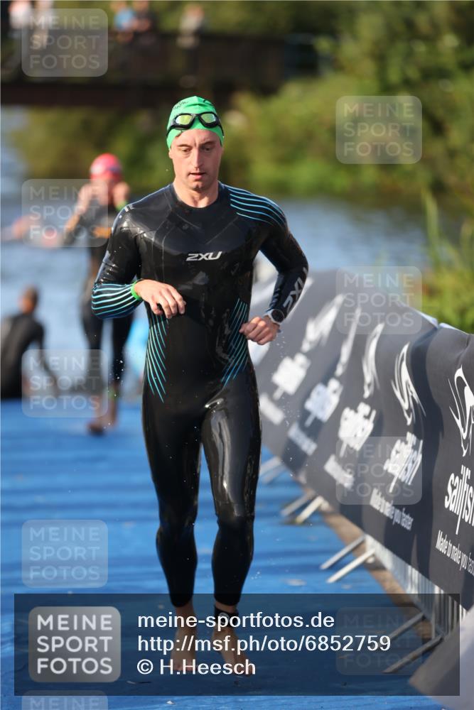 25.08.2024 - Elbe Triathlon Hamburg H.Heesch http://msf.ph/oto/6852759 25.08.2024 09:00:41 Schwimmen 226, 230, 235, 248, 252, 258 meine-sportfotos.de
