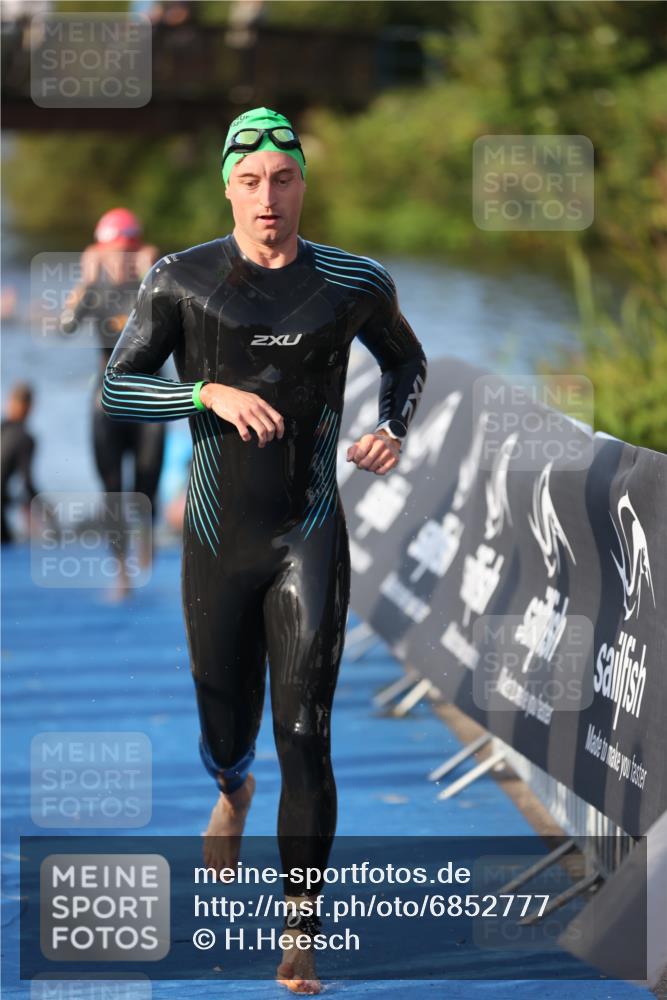 25.08.2024 - Elbe Triathlon Hamburg H.Heesch http://msf.ph/oto/6852777 25.08.2024 09:00:41 Schwimmen 226, 230, 235, 248, 252, 258 meine-sportfotos.de