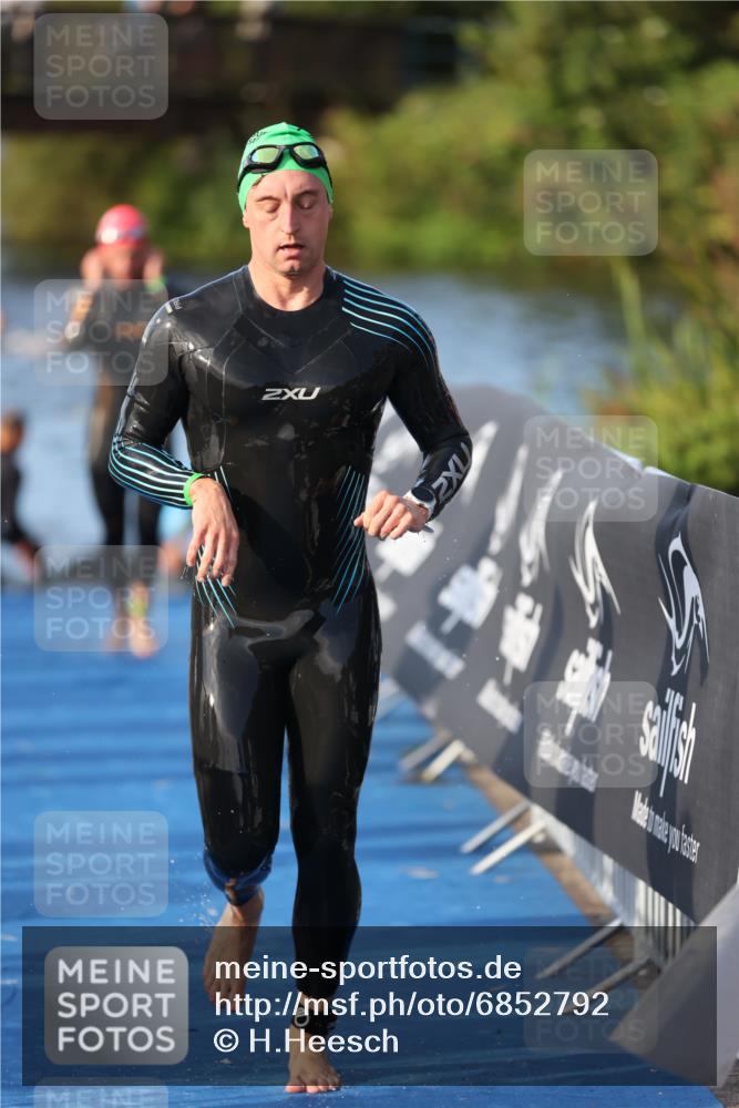 25.08.2024 - Elbe Triathlon Hamburg H.Heesch http://msf.ph/oto/6852792 25.08.2024 09:00:42 Schwimmen 226, 230, 235, 248, 252, 258 meine-sportfotos.de