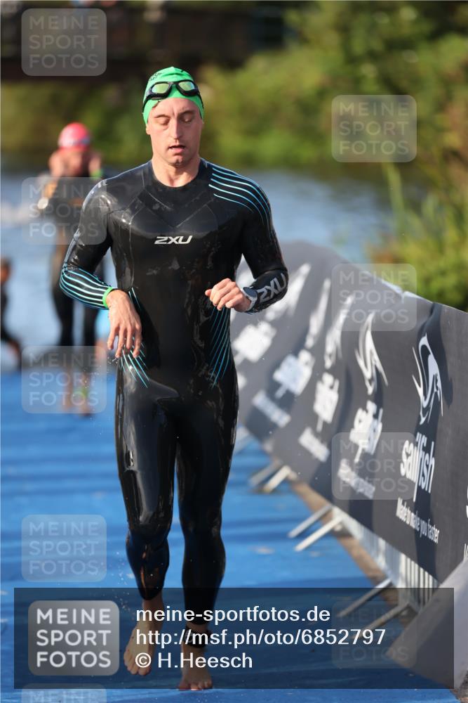 25.08.2024 - Elbe Triathlon Hamburg H.Heesch http://msf.ph/oto/6852797 25.08.2024 09:00:42 Schwimmen 226, 230, 235, 248, 252, 258 meine-sportfotos.de