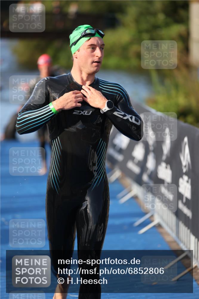 25.08.2024 - Elbe Triathlon Hamburg H.Heesch http://msf.ph/oto/6852806 25.08.2024 09:00:43 Schwimmen 226, 230, 235, 248, 252, 258 meine-sportfotos.de