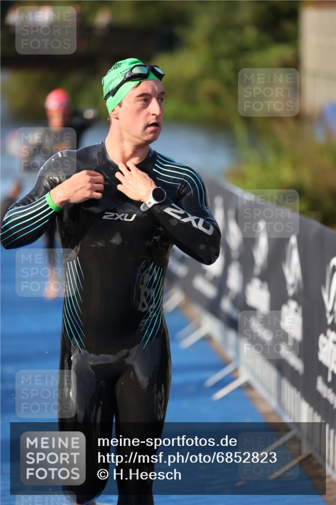 25.08.2024 - Elbe Triathlon Hamburg H.Heesch http://msf.ph/oto/6852823 25.08.2024 09:00:43 Schwimmen 226, 230, 235, 248, 252, 258 meine-sportfotos.de