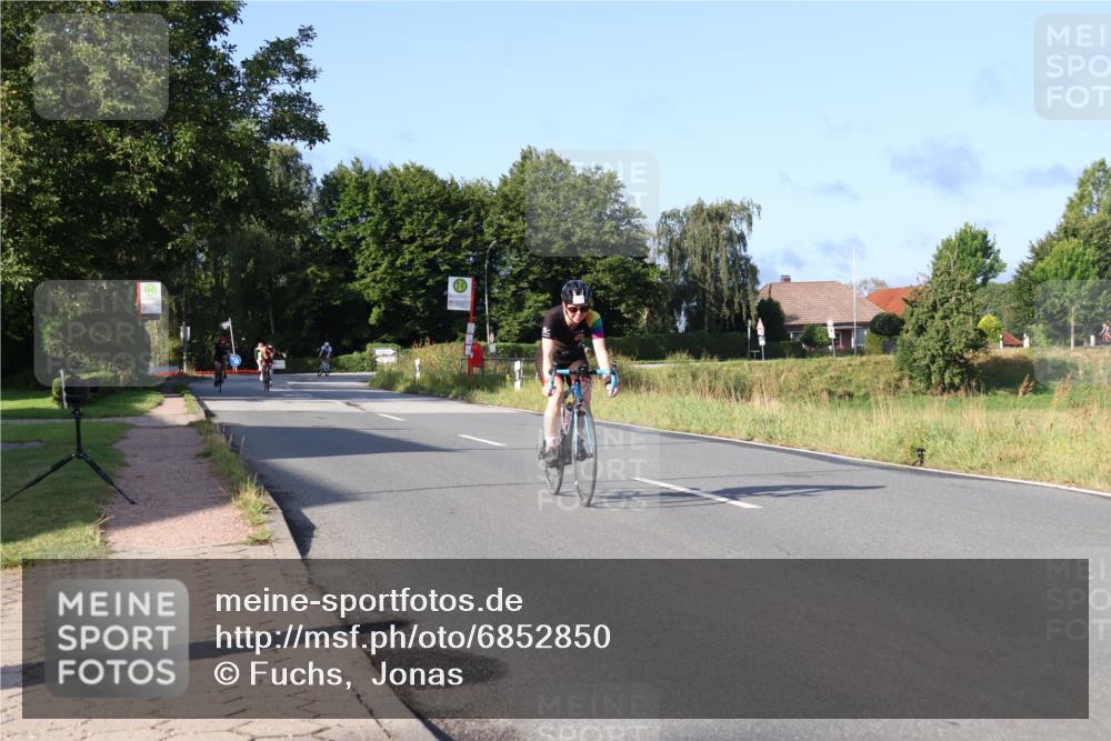 25.08.2024 - Elbe Triathlon Hamburg Fuchs,  Jonas http://msf.ph/oto/6852850 25.08.2024 09:16:16 Radfahren 177, 78, 181 meine-sportfotos.de