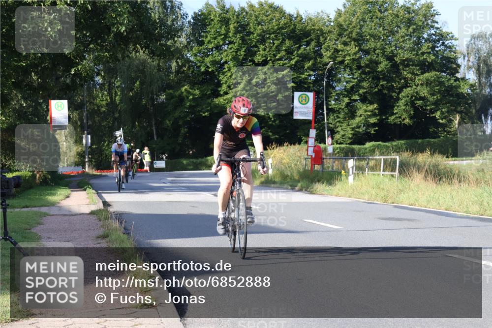 25.08.2024 - Elbe Triathlon Hamburg Fuchs,  Jonas http://msf.ph/oto/6852888 25.08.2024 09:16:21 Radfahren 177, 78, 181, 67, 330, 101 meine-sportfotos.de