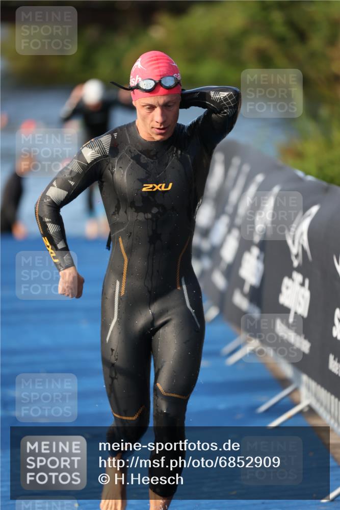 25.08.2024 - Elbe Triathlon Hamburg H.Heesch http://msf.ph/oto/6852909 25.08.2024 09:00:46 Schwimmen 226, 230, 235, 248, 252, 258 meine-sportfotos.de