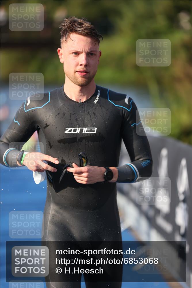 25.08.2024 - Elbe Triathlon Hamburg H.Heesch http://msf.ph/oto/6853068 25.08.2024 09:00:54 Schwimmen 226, 230, 252, 258, 309 meine-sportfotos.de
