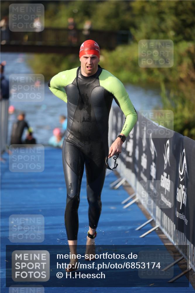 25.08.2024 - Elbe Triathlon Hamburg H.Heesch http://msf.ph/oto/6853174 25.08.2024 09:01:06 Schwimmen 226, 238, 270, 309 meine-sportfotos.de