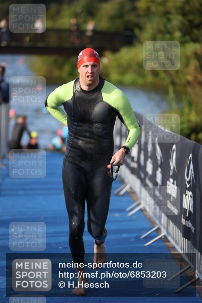 25.08.2024 - Elbe Triathlon Hamburg H.Heesch http://msf.ph/oto/6853203 25.08.2024 09:01:06 Schwimmen 226, 238, 270, 309 meine-sportfotos.de