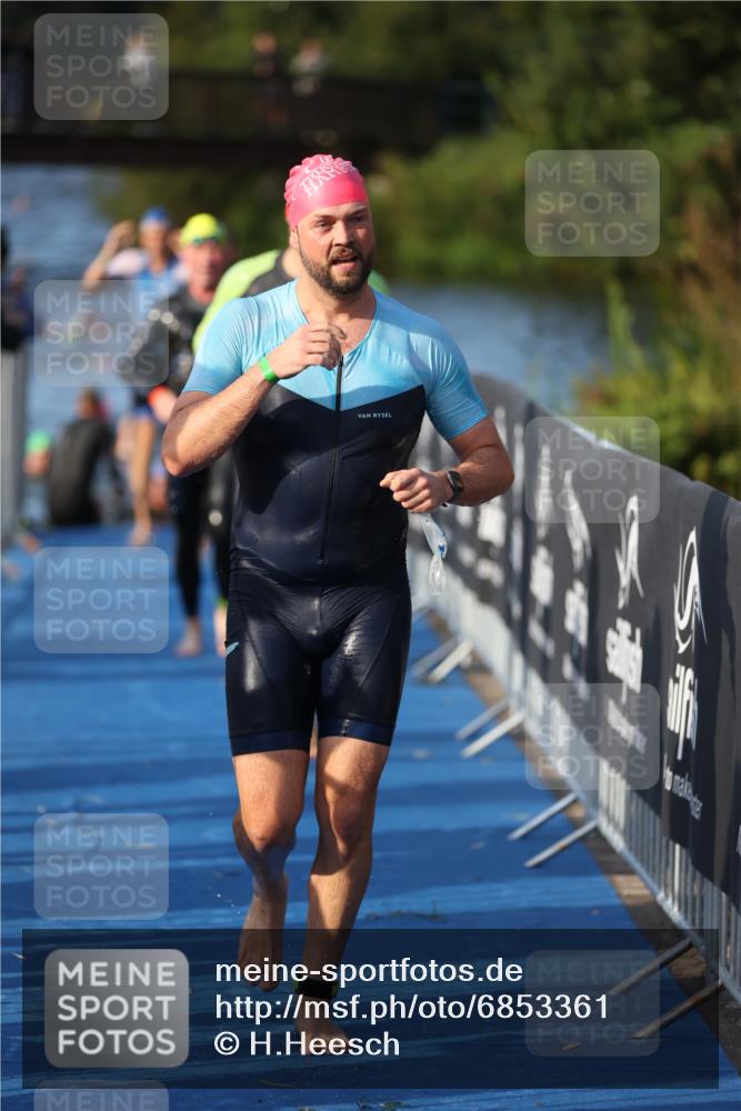 25.08.2024 - Elbe Triathlon Hamburg H.Heesch http://msf.ph/oto/6853361 25.08.2024 09:01:18 Schwimmen 175, 210, 238, 270, 284, 293, 309, 318 meine-sportfotos.de