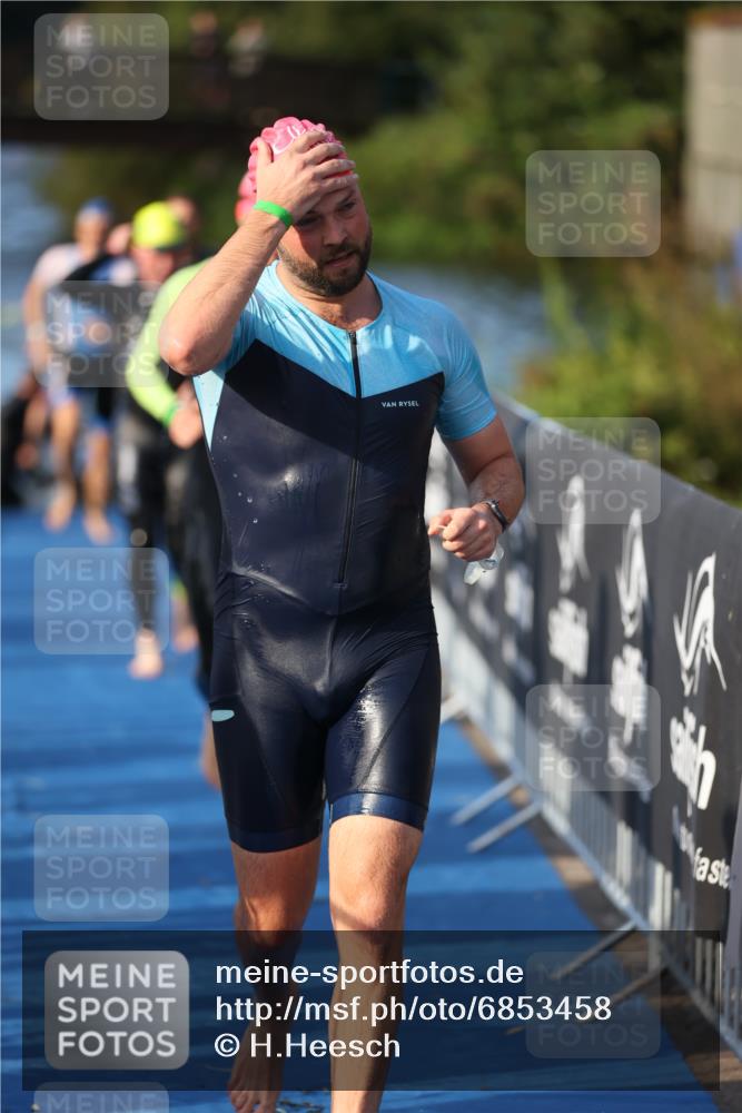 25.08.2024 - Elbe Triathlon Hamburg H.Heesch http://msf.ph/oto/6853458 25.08.2024 09:01:19 Schwimmen 175, 210, 238, 270, 284, 293, 309, 318 meine-sportfotos.de