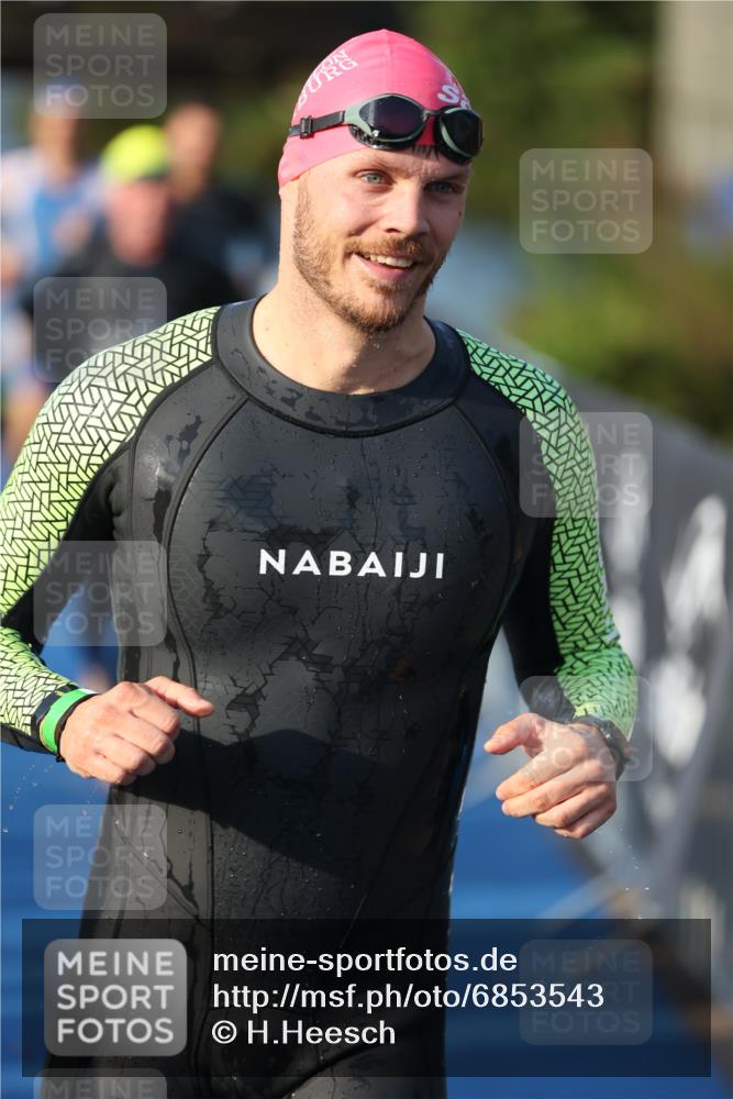 25.08.2024 - Elbe Triathlon Hamburg H.Heesch http://msf.ph/oto/6853543 25.08.2024 09:01:21 Schwimmen 175, 210, 238, 270, 284, 293, 309, 318 meine-sportfotos.de