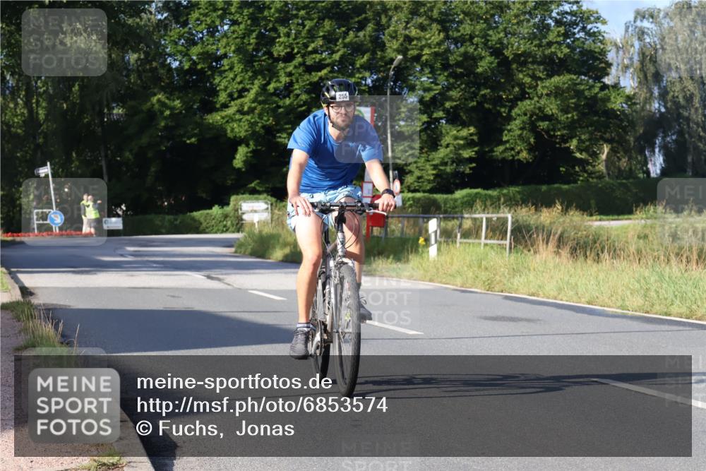 25.08.2024 - Elbe Triathlon Hamburg Fuchs,  Jonas http://msf.ph/oto/6853574 25.08.2024 09:17:17 Radfahren 255 meine-sportfotos.de