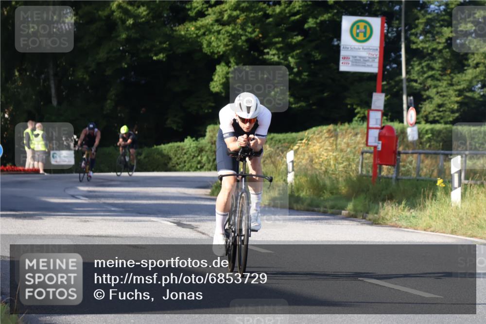 25.08.2024 - Elbe Triathlon Hamburg Fuchs,  Jonas http://msf.ph/oto/6853729 25.08.2024 09:17:35 Radfahren 256, 257 meine-sportfotos.de