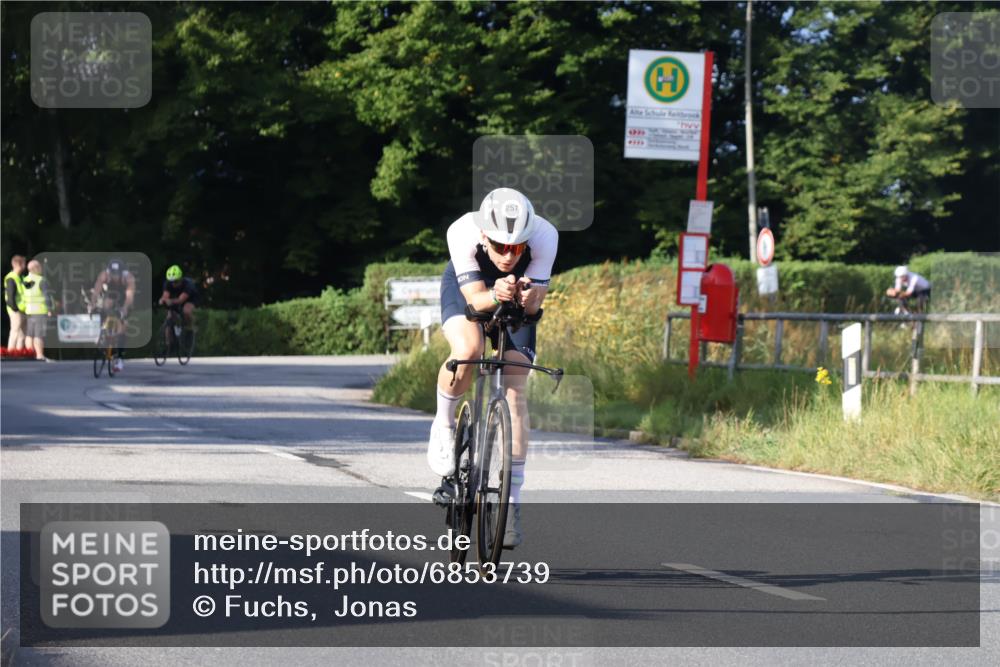 25.08.2024 - Elbe Triathlon Hamburg Fuchs,  Jonas http://msf.ph/oto/6853739 25.08.2024 09:17:35 Radfahren 256, 257 meine-sportfotos.de