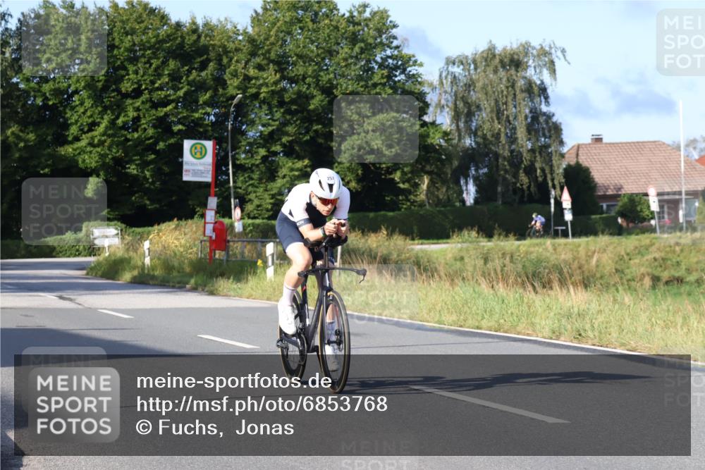 25.08.2024 - Elbe Triathlon Hamburg Fuchs,  Jonas http://msf.ph/oto/6853768 25.08.2024 09:17:36 Radfahren 256, 257, 1851 meine-sportfotos.de