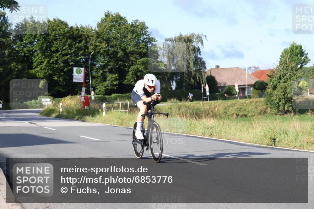 25.08.2024 - Elbe Triathlon Hamburg Fuchs,  Jonas http://msf.ph/oto/6853776 25.08.2024 09:17:36 Radfahren 256, 257, 1851 meine-sportfotos.de
