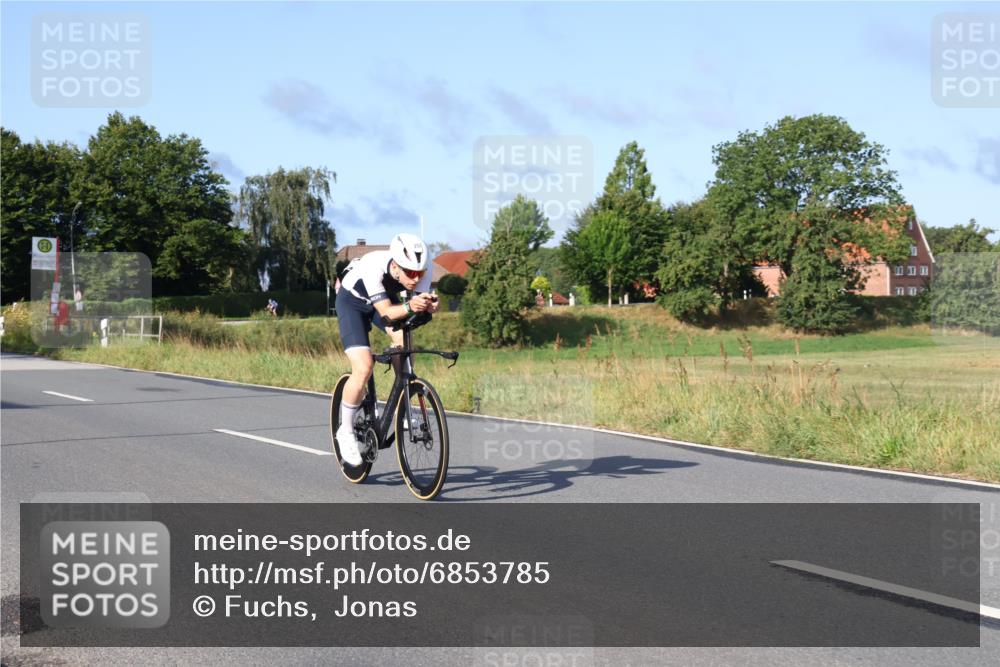 25.08.2024 - Elbe Triathlon Hamburg Fuchs,  Jonas http://msf.ph/oto/6853785 25.08.2024 09:17:36 Radfahren 256, 257, 1851 meine-sportfotos.de