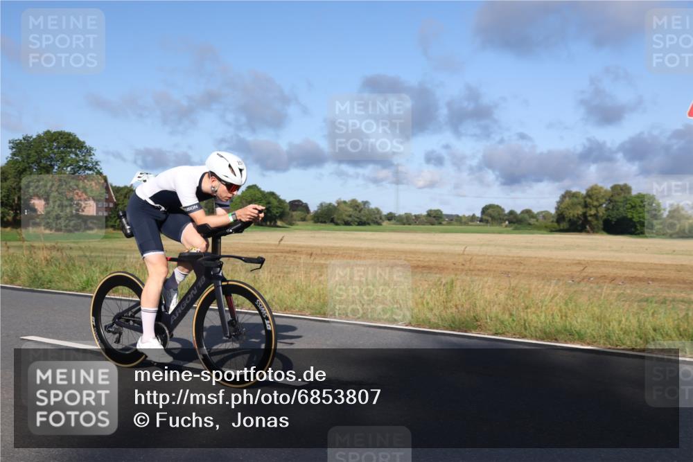 25.08.2024 - Elbe Triathlon Hamburg Fuchs,  Jonas http://msf.ph/oto/6853807 25.08.2024 09:17:36 Radfahren 256, 257, 1851 meine-sportfotos.de