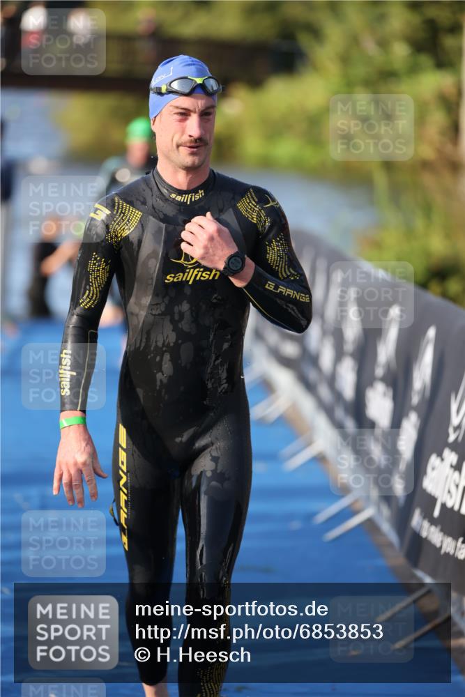 25.08.2024 - Elbe Triathlon Hamburg H.Heesch http://msf.ph/oto/6853853 25.08.2024 09:01:30 Schwimmen 135, 175, 210, 215, 238, 270, 284, 293, 318 meine-sportfotos.de