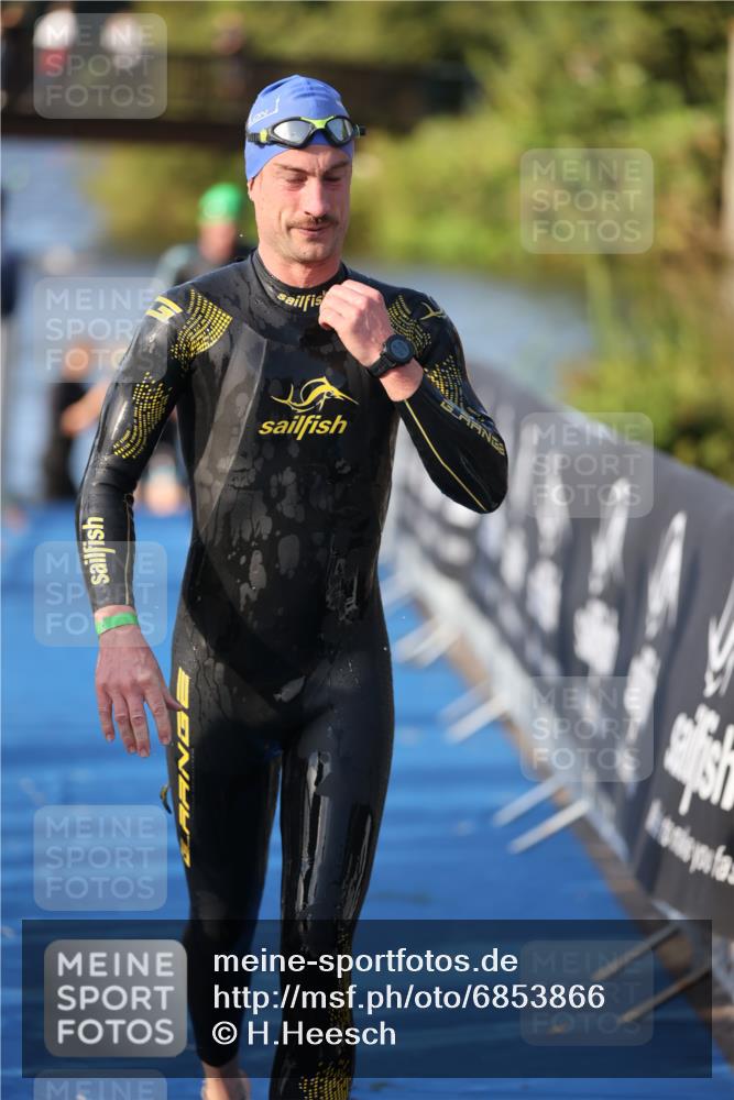 25.08.2024 - Elbe Triathlon Hamburg H.Heesch http://msf.ph/oto/6853866 25.08.2024 09:01:30 Schwimmen 135, 175, 210, 215, 238, 270, 284, 293, 318 meine-sportfotos.de