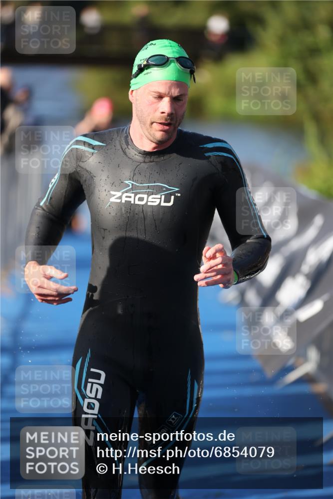 25.08.2024 - Elbe Triathlon Hamburg H.Heesch http://msf.ph/oto/6854079 25.08.2024 09:01:34 Schwimmen 135, 175, 210, 215, 238, 270, 284, 293, 318 meine-sportfotos.de