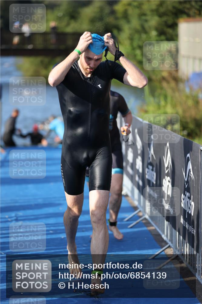 25.08.2024 - Elbe Triathlon Hamburg H.Heesch http://msf.ph/oto/6854139 25.08.2024 09:01:41 Schwimmen 135, 175, 210, 215, 244, 282, 284, 290, 293, 318, 385 meine-sportfotos.de
