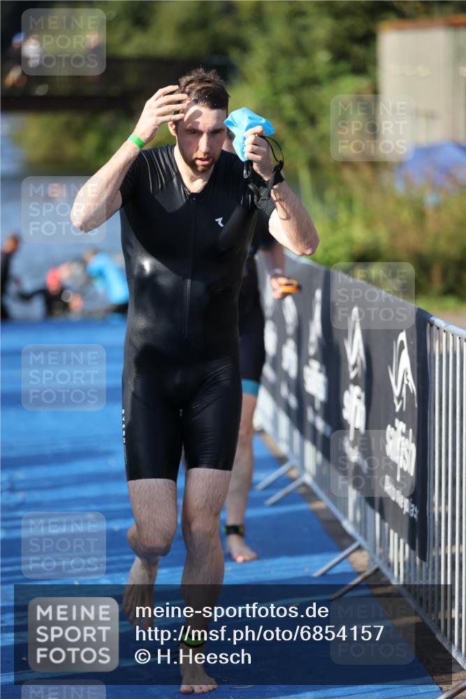 25.08.2024 - Elbe Triathlon Hamburg H.Heesch http://msf.ph/oto/6854157 25.08.2024 09:01:41 Schwimmen 135, 175, 210, 215, 244, 282, 284, 290, 293, 318, 385 meine-sportfotos.de