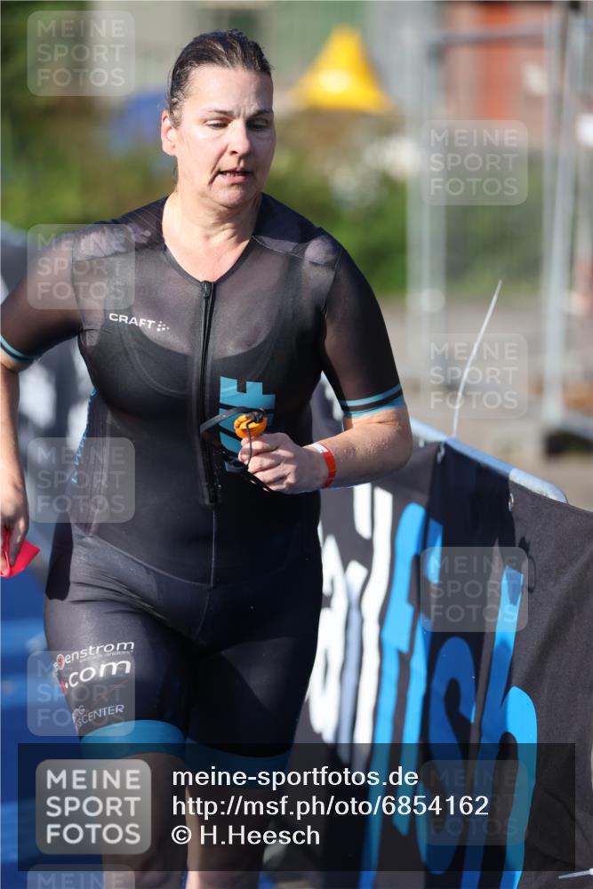 25.08.2024 - Elbe Triathlon Hamburg H.Heesch http://msf.ph/oto/6854162 25.08.2024 09:01:43 Schwimmen 135, 175, 210, 215, 244, 282, 290, 293, 318, 385 meine-sportfotos.de