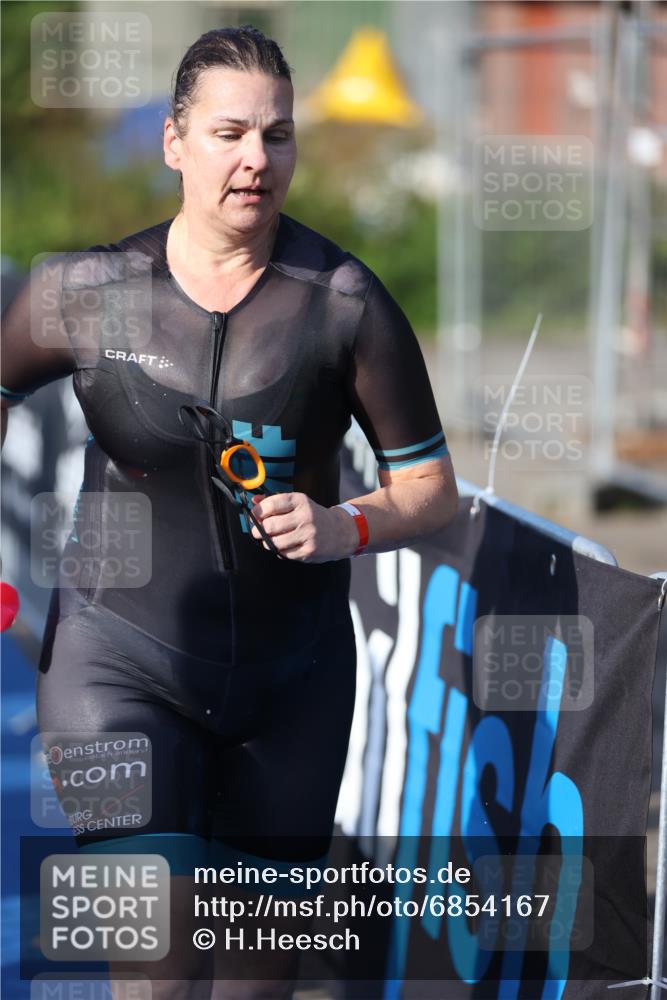 25.08.2024 - Elbe Triathlon Hamburg H.Heesch http://msf.ph/oto/6854167 25.08.2024 09:01:43 Schwimmen 135, 175, 210, 215, 244, 282, 290, 293, 318, 385 meine-sportfotos.de