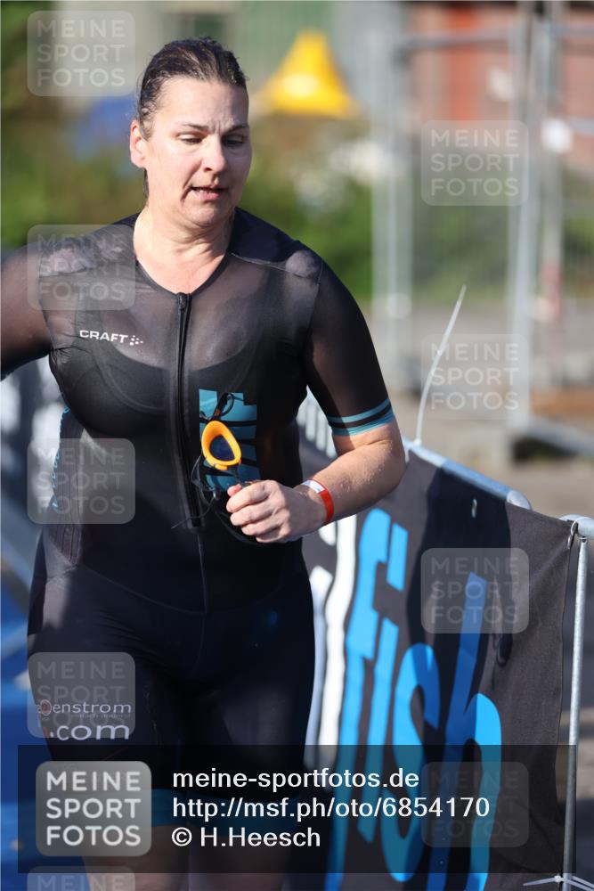 25.08.2024 - Elbe Triathlon Hamburg H.Heesch http://msf.ph/oto/6854170 25.08.2024 09:01:43 Schwimmen 135, 175, 210, 215, 244, 282, 290, 293, 318, 385 meine-sportfotos.de