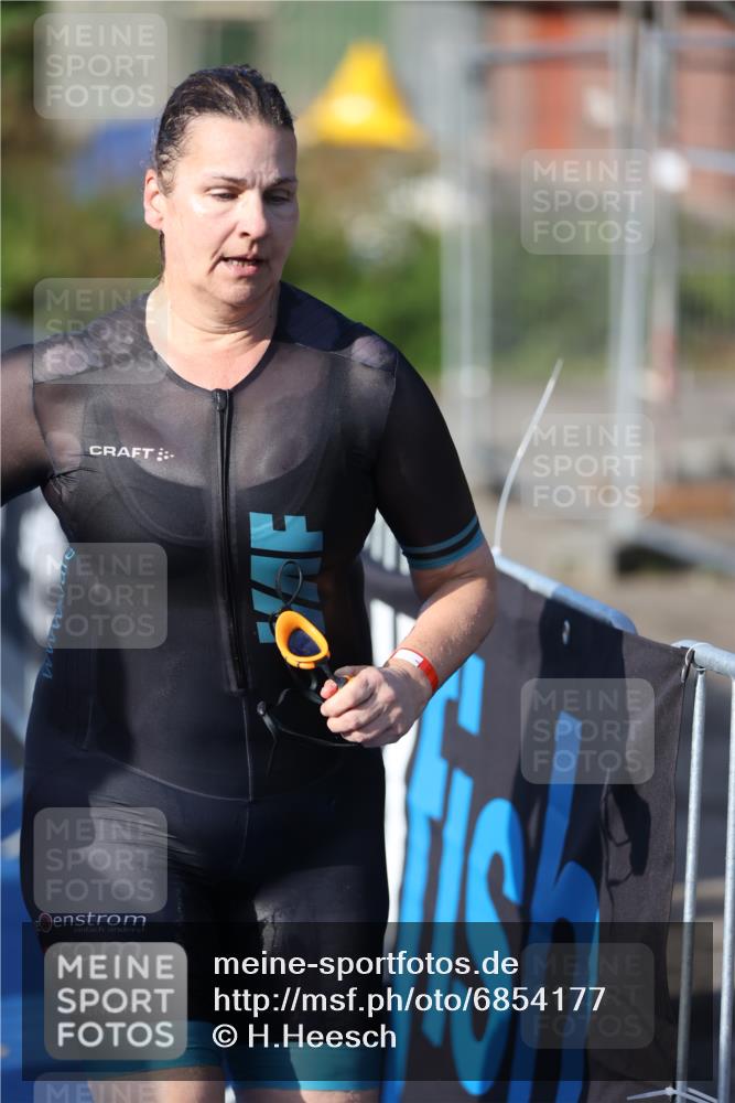 25.08.2024 - Elbe Triathlon Hamburg H.Heesch http://msf.ph/oto/6854177 25.08.2024 09:01:43 Schwimmen 135, 175, 210, 215, 244, 282, 290, 293, 318, 385 meine-sportfotos.de