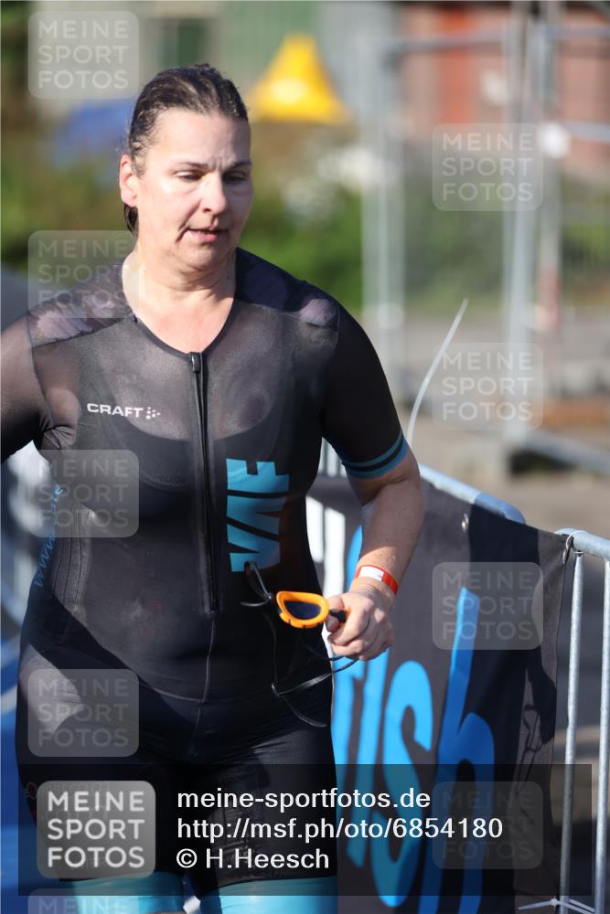 25.08.2024 - Elbe Triathlon Hamburg H.Heesch http://msf.ph/oto/6854180 25.08.2024 09:01:43 Schwimmen 135, 175, 210, 215, 244, 282, 290, 293, 318, 385 meine-sportfotos.de