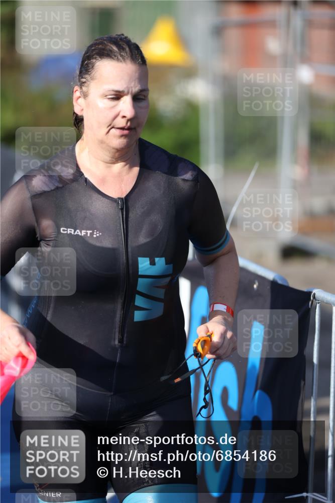 25.08.2024 - Elbe Triathlon Hamburg H.Heesch http://msf.ph/oto/6854186 25.08.2024 09:01:43 Schwimmen 135, 175, 210, 215, 244, 282, 290, 293, 318, 385 meine-sportfotos.de